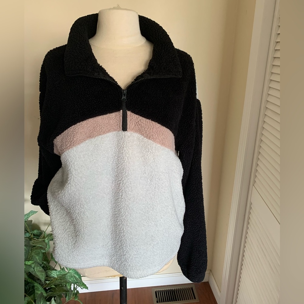 Ladies sherpa top.With zipper at neck